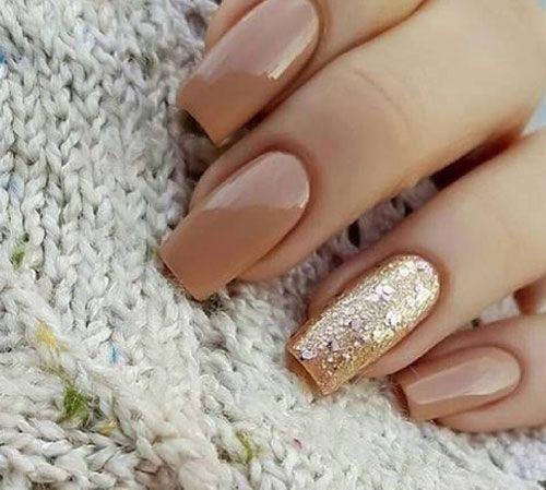 Νοέμβριος 2020 νύχια: Μπεζ νύχια με χρυσά στρας 
