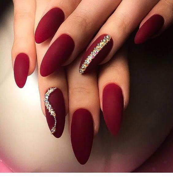 Νοέμβριος 2020 νύχια: Μελιτζανί mat νύχια με στρας 