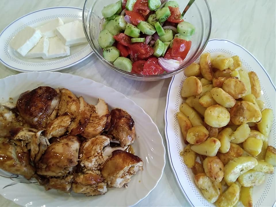 Κοτόπουλο με σκόρδο & κρασί στη γάστρα συνταγή