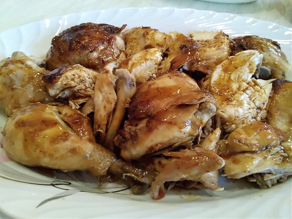 Κοτόπουλο στη γάστρα με πατάτες, σκόρδο και κρασί