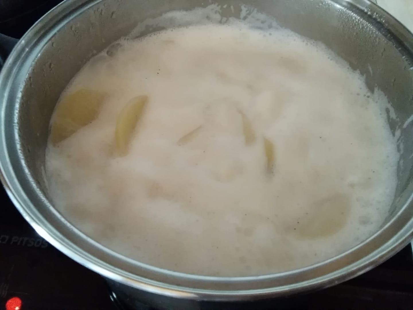 πατάτες κομμένες σε κρέμα γαλακτος