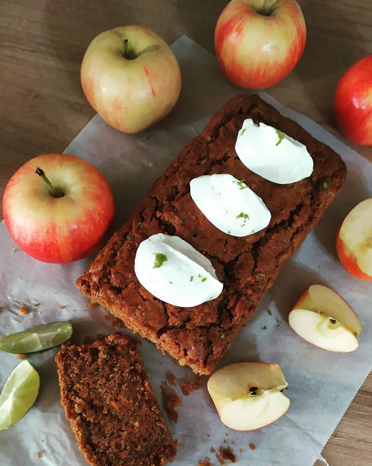 Κέικ μήλο με frosting κρέμας τυριού συνταγή 