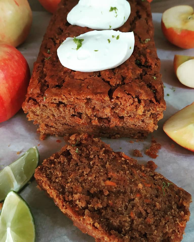 Κέικ μήλου χωρίς ζάχαρη με μέλι, ελαιόλαδο και frosting τυριού