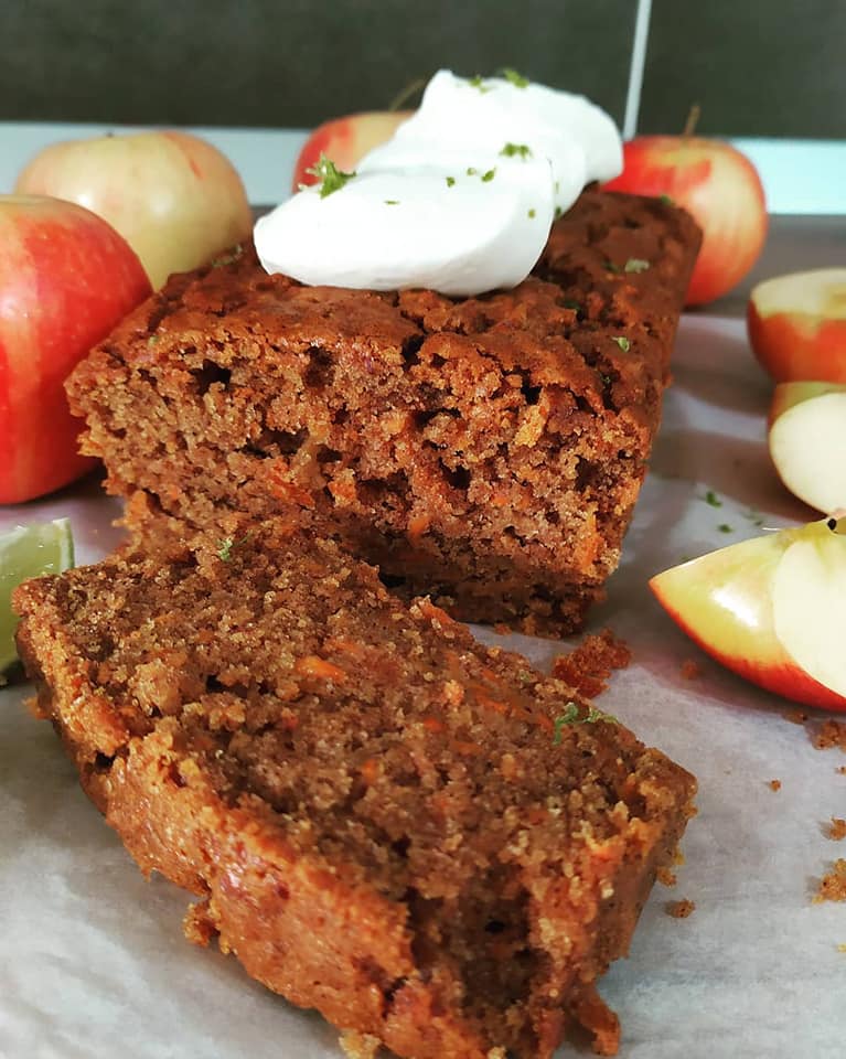 Κέικ μήλο με frosting κρέμας τυριού συνταγή 