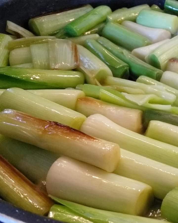 χοιρινό με πράσα και κόκκινη σάλτσα συνταγή 