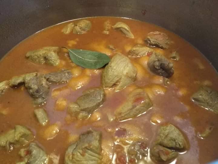 χοιρινό με πράσα και κόκκινη σάλτσα συνταγή 