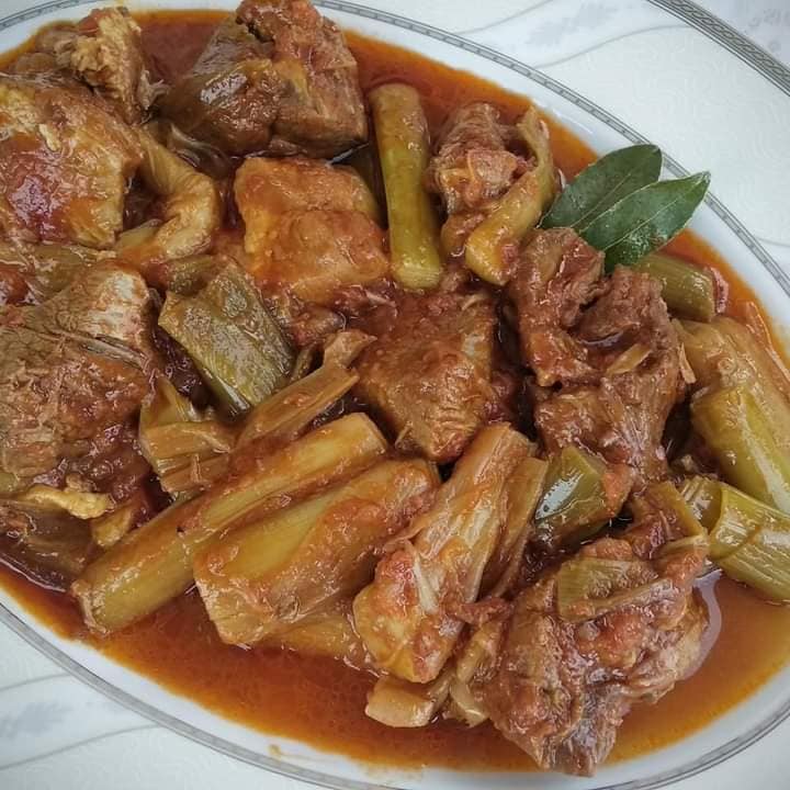 Συνταγή για πρασάτο χοιρινό με κόκκινη σάλτσα