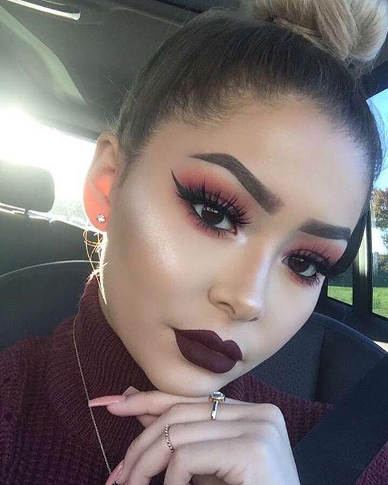 Έντονα κραγιόν στα χείλη: Σκούρο μπορντό κραγιόν 