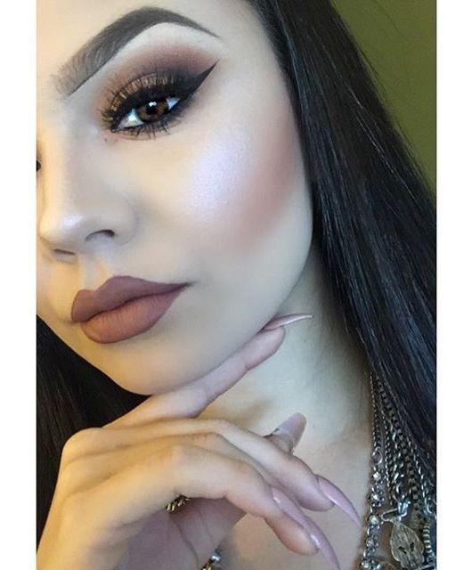 Έντονα κραγιόν στα χείλη: Nude κραγιόν 