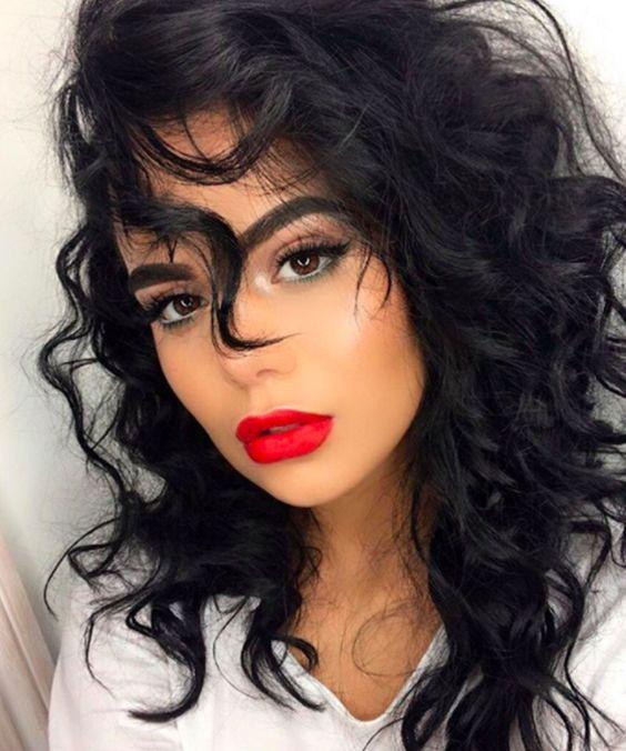 Έντονα κραγιόν στα χείλη: Κόκκινο κραγιόν της φωτιάς 