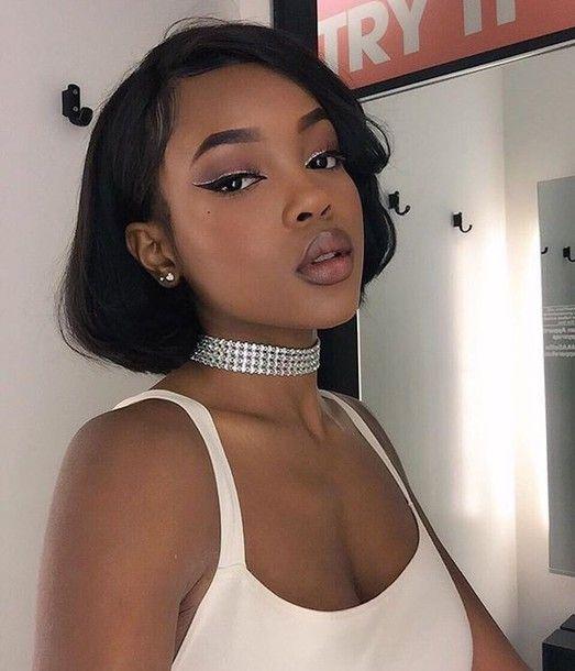 Έντονα κραγιόν στα χείλη: Απαλό καφέ κραγιόν με διάφανο lip gloss 