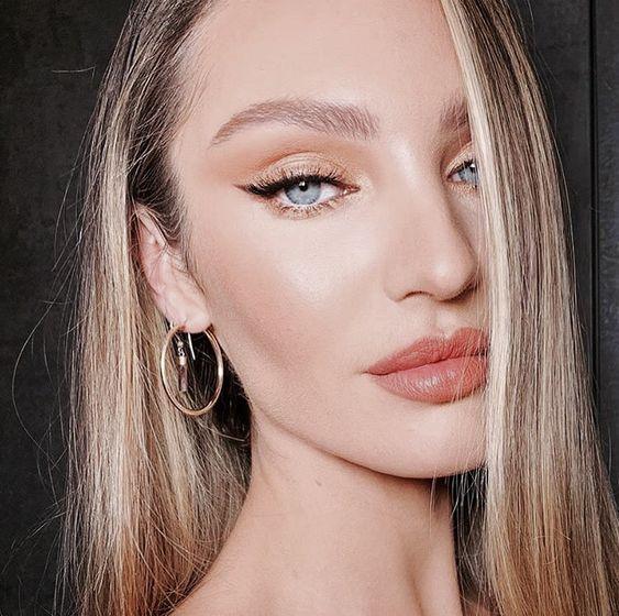 Έντονα κραγιόν στα χείλη: Μπεζ ανοιχτό κραγιόν 