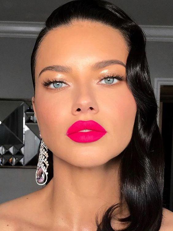 Έντονα κραγιόν στα χείλη: Φούξια έντονο κραγιόν 