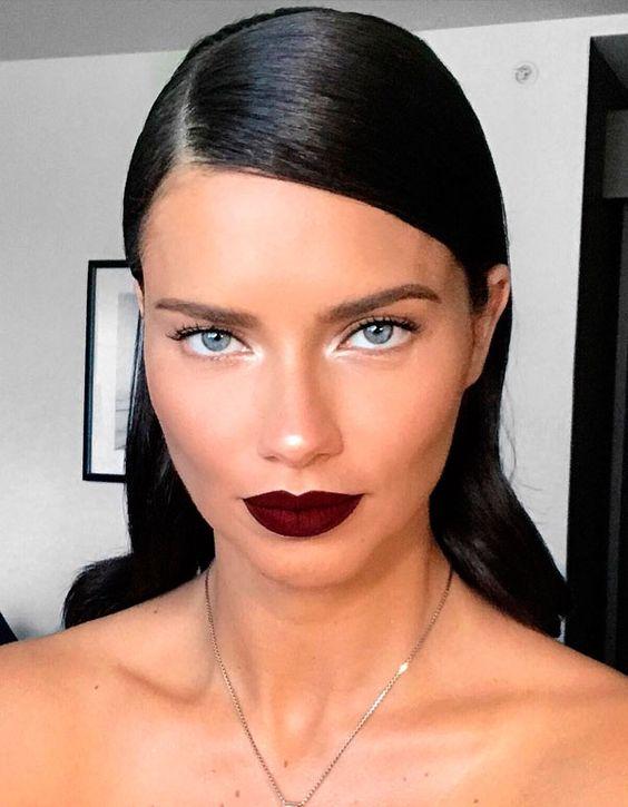 Έντονα κραγιόν στα χείλη: Σκούρο κεραμιδί κραγιόν 