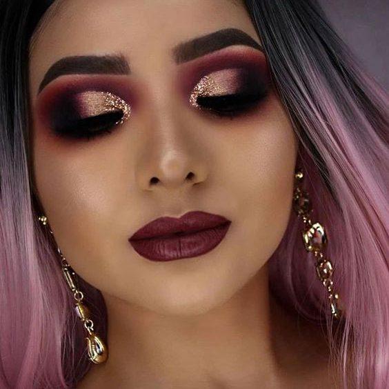 Έντονα κραγιόν στα χείλη: Μπορντό κραγιόν με highlighter 