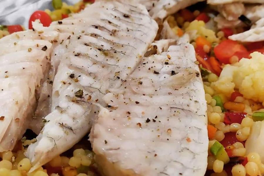 Συνταγή για φιλέτο τσιπούρας στο ταψί με κουσκούς Νόστιμο φιλέτο τσιπούρας με σαλάτα κουσκούς & λαχανικά