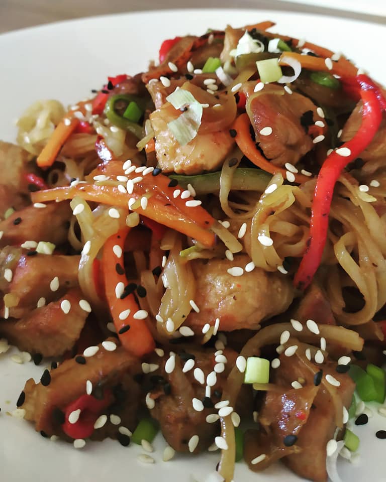 Noodles με χοιρινές μπουκίτσες πιπεριές Φλωρίνης, καρότα και κολοκύθια συνταγή