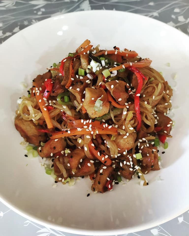 Noodles με χοιρινές μπουκίτσες πιπεριές Φλωρίνης, καρότα και κολοκύθια συνταγή