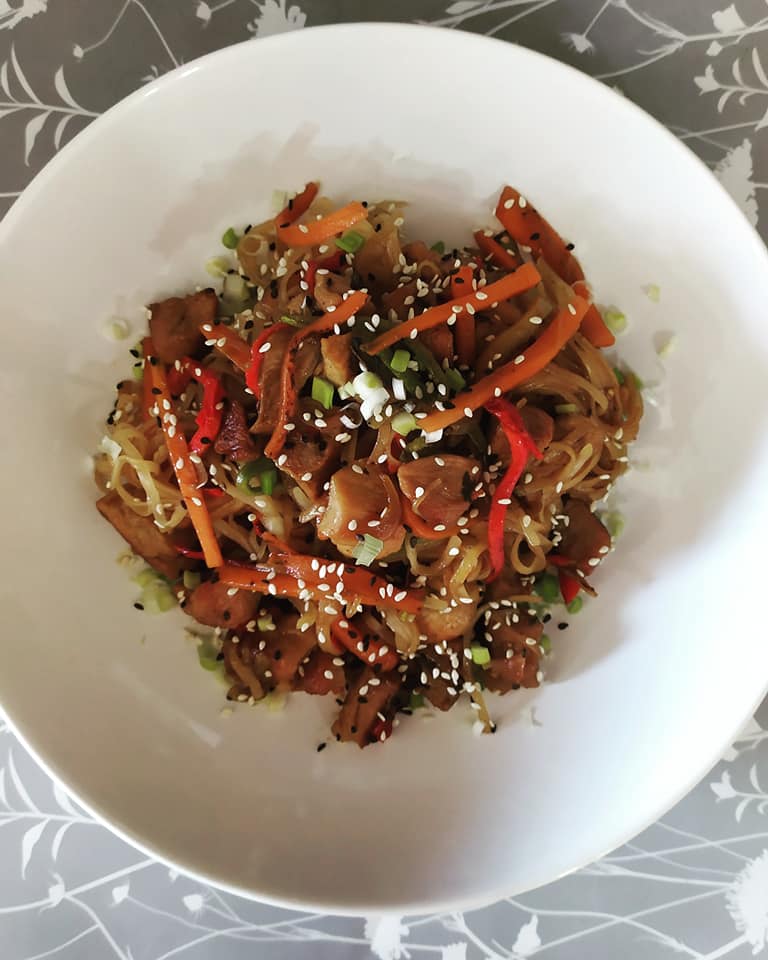 Noodles με χοιρινές μπουκίτσες πιπεριές Φλωρίνης, καρότα και κολοκύθια συνταγή