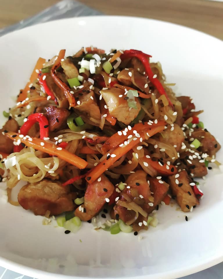 Noodles με χοιρινές μπουκίτσες πιπεριές Φλωρίνης, καρότα και κολοκύθια συνταγή