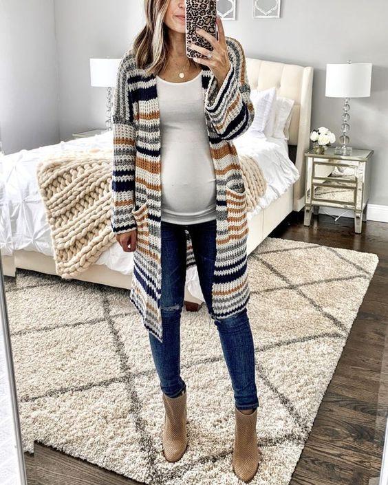  Λευκή μπλούζα, jean παντελόνι και μάλλινη maxi ζακέτα