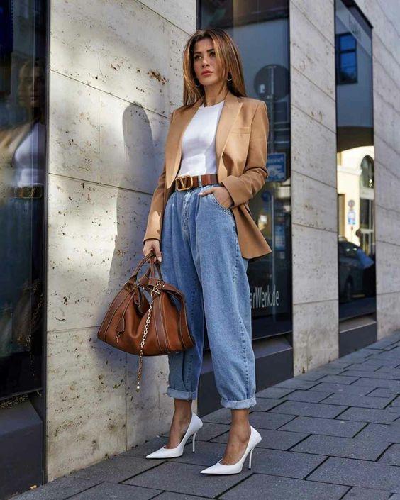 Jean oversized παντελόνι, λευκό τοπ και καφέ πανωφόρι 