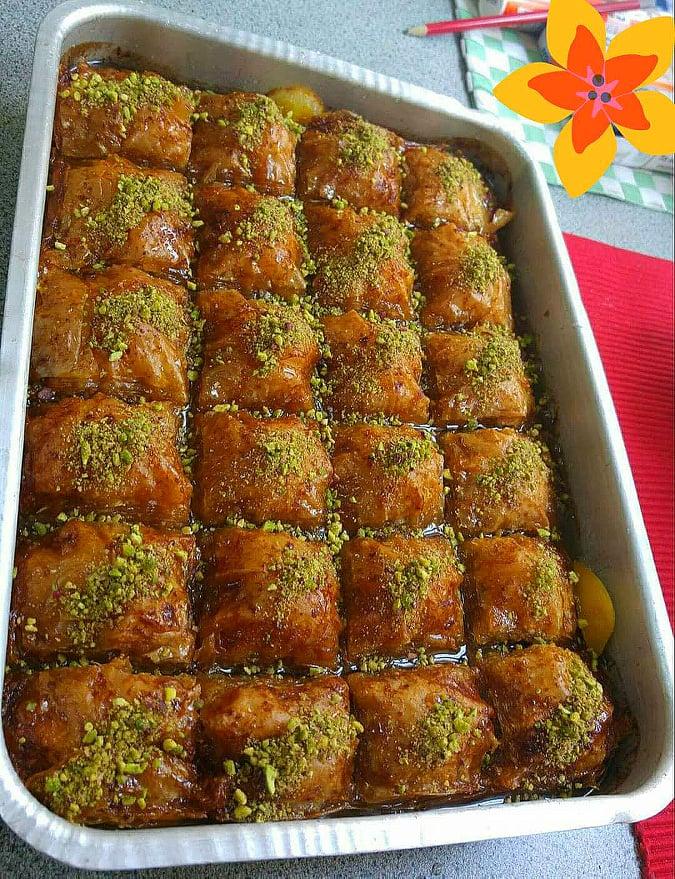 Ατομικά μπακλαβαδάκια της Γκόλφως Νικολού με φιστίκια Αιγίνης. Ατομικά μπακλαβαδάκια της Γκόλφως Νικολού με φιστίκια Αιγίνης.