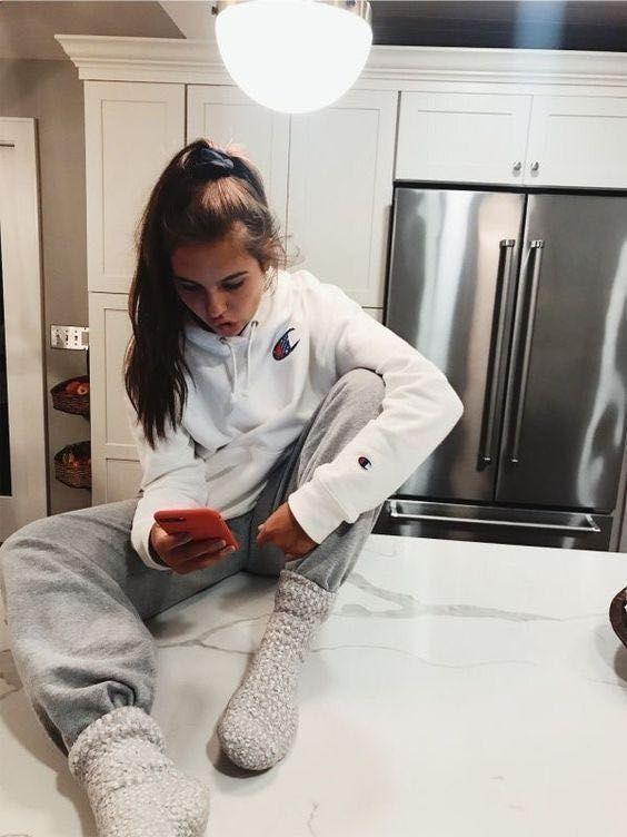Ιδέες για ρούχα μέσα στο σπίτι για να είμαστε πάντα περιποιημένες: Γκρι φόρμα και λευκό φούτερ 
