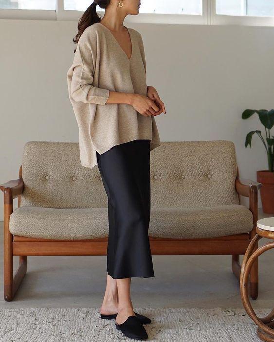Ιδέες για ρούχα μέσα στο σπίτι για να είμαστε πάντα περιποιημένες:Μαύρη maxi satin φούστα και μπεζ πουλόβερ