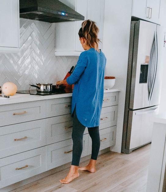 Ιδέες για ρούχα μέσα στο σπίτι για να είμαστε πάντα περιποιημένες: Χακί κολάν και γαλάζιο πουλόβερ 