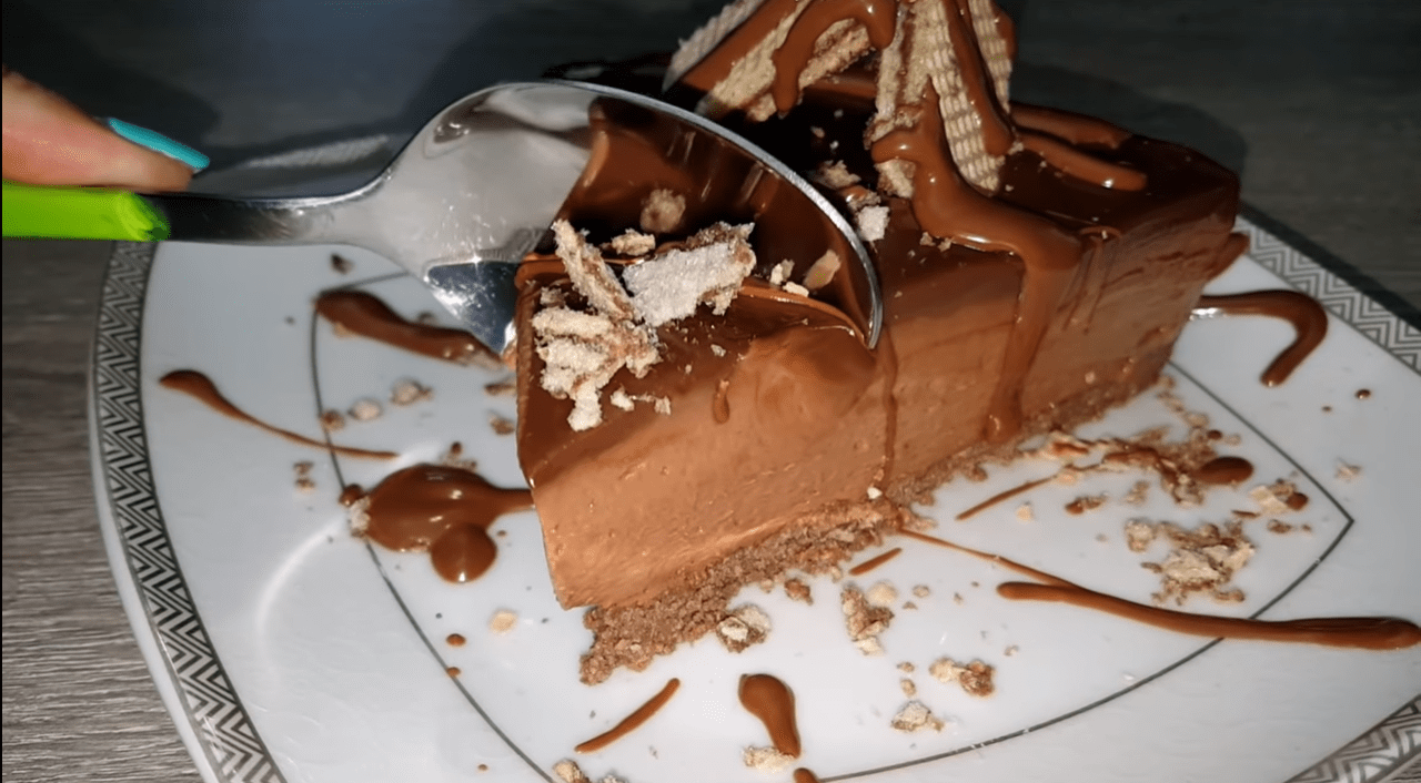 Τούρτα Πραλίνα Φουντουκιού με Βάφλα Γκοφρέτας