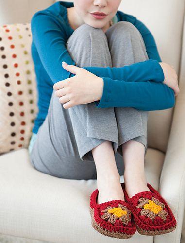 Ιδέες για γυναικείες παντόφλες: Κόκκινες πλεκτές παντόφλες με σχέδια 