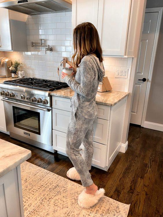 Ιδέες για γυναικείες παντόφλες: Λευκές χειμωνιάτικες παντόφλες 