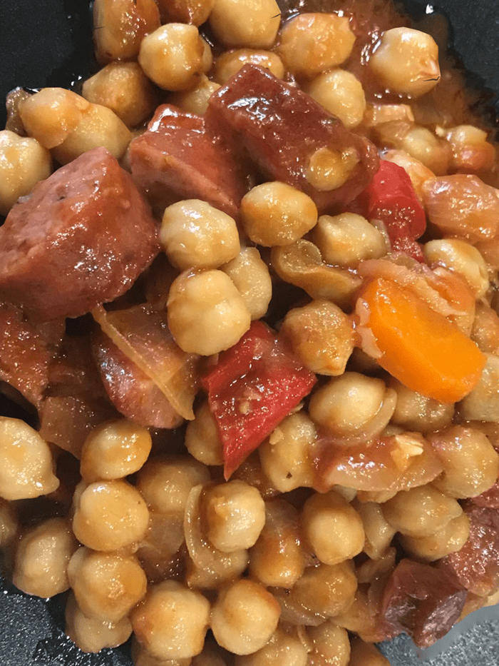 Πεντανόστιμα ρεβίθια στον φούρνο με λουκάνικα & πιπεριές συνταγή