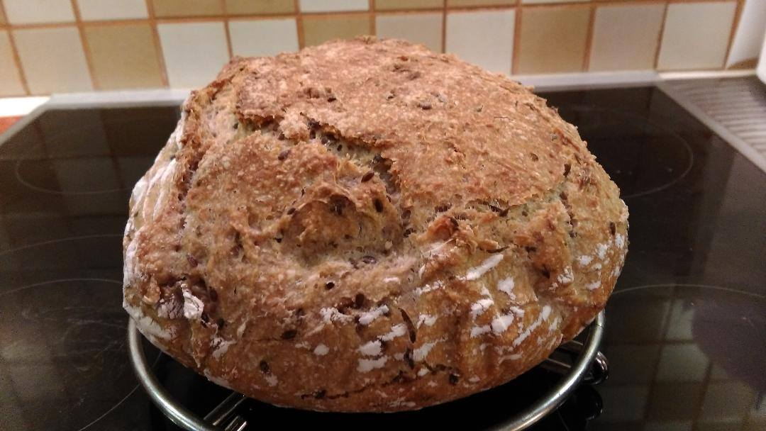 Ψωμί στη γάστρα με αλεύρι ολικής άλεσης.