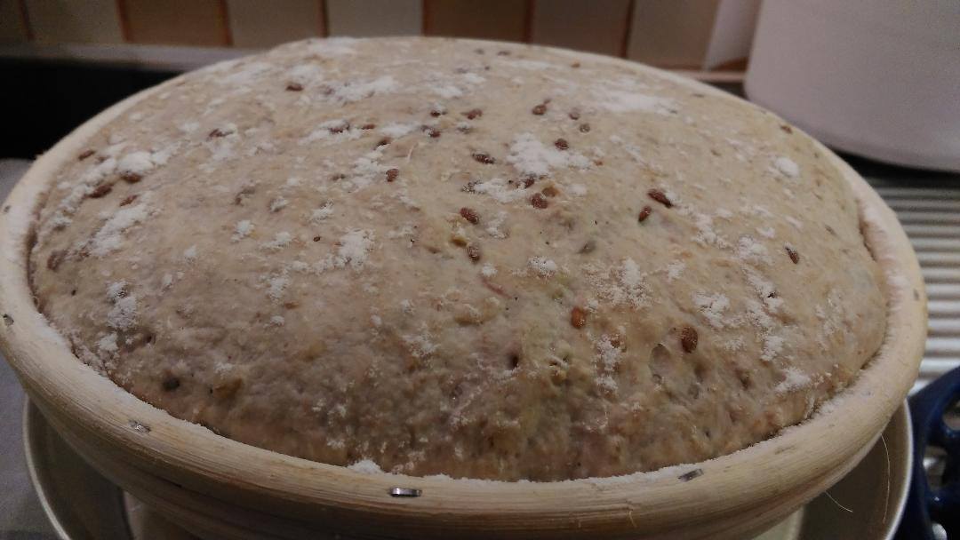 Ψωμί στη γάστρα με αλεύρι ολκής άλεσης.