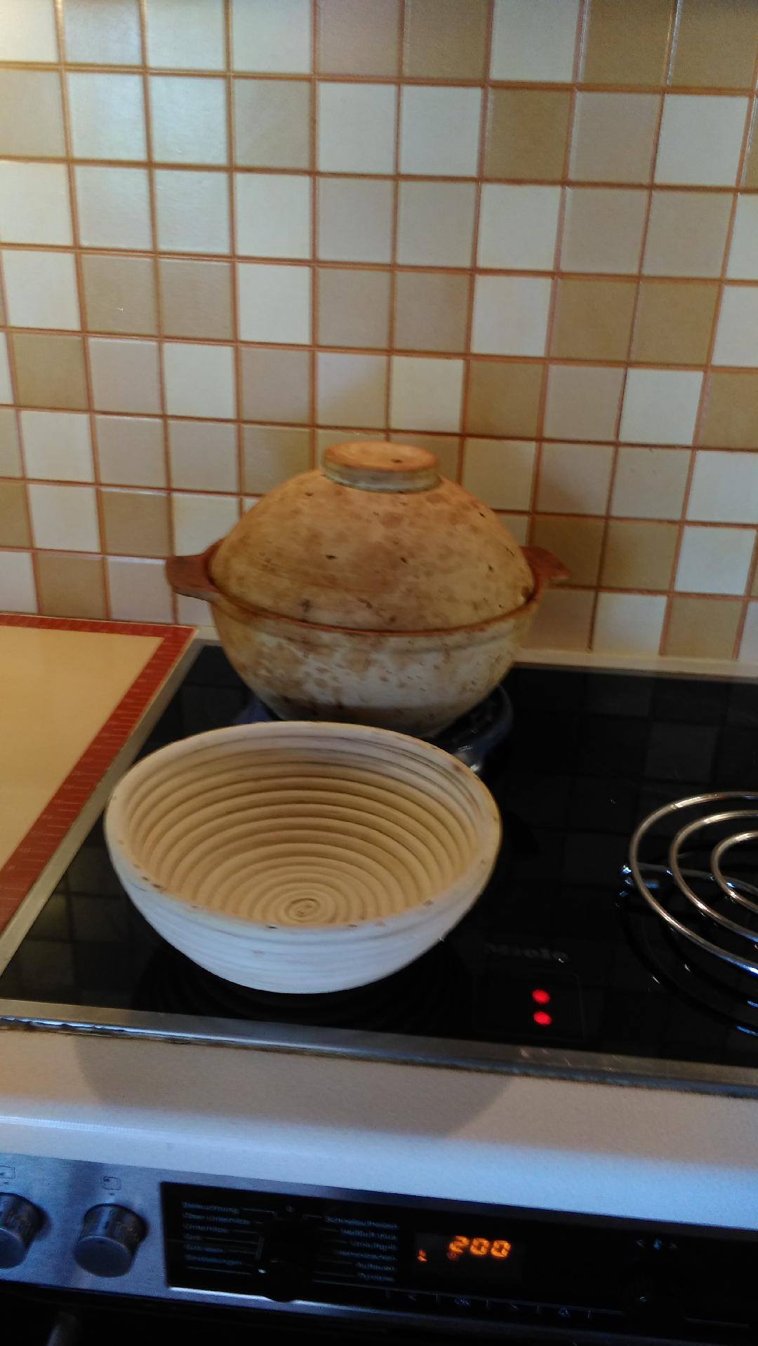 Ψωμί στη γάστρα με αλεύρι ολκής άλεσης.