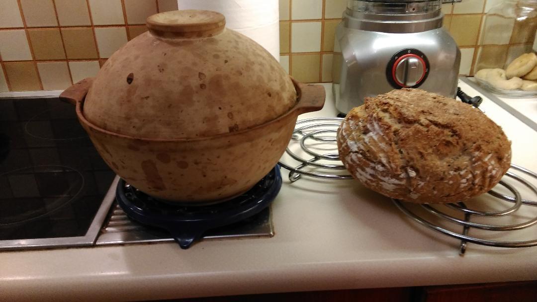 Ψωμί στη γάστρα με αλεύρι ολκής άλεσης.