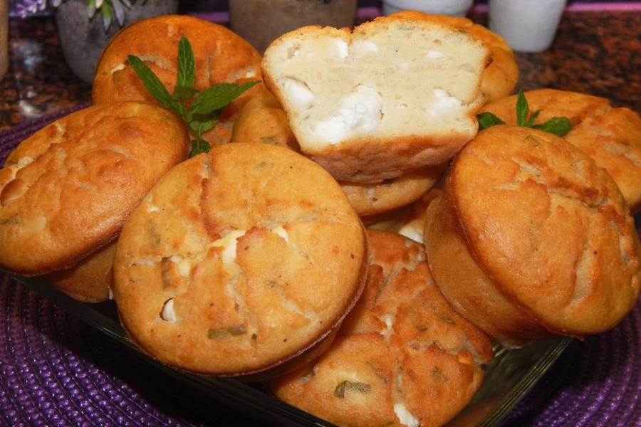 Πανεύκολα και αφράτα muffins με φέτα & δυόσμο (βίντεο)