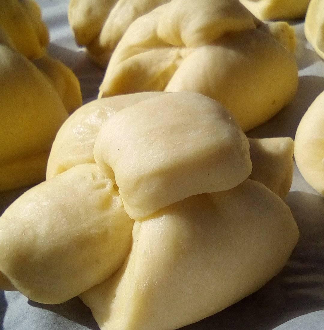 Αφράτα και λαχταριστά τσουρεκάκια για σχολικό κολατσιό