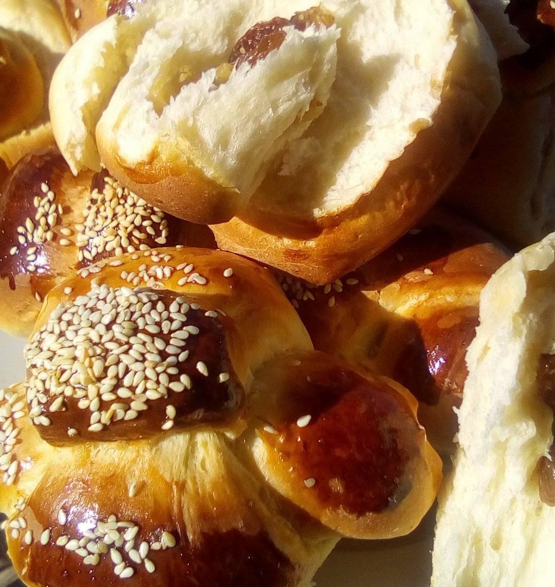 Αφράτα ατομικά τσουρεκάκια με σταφίδες για σχολικό κολατσιό 