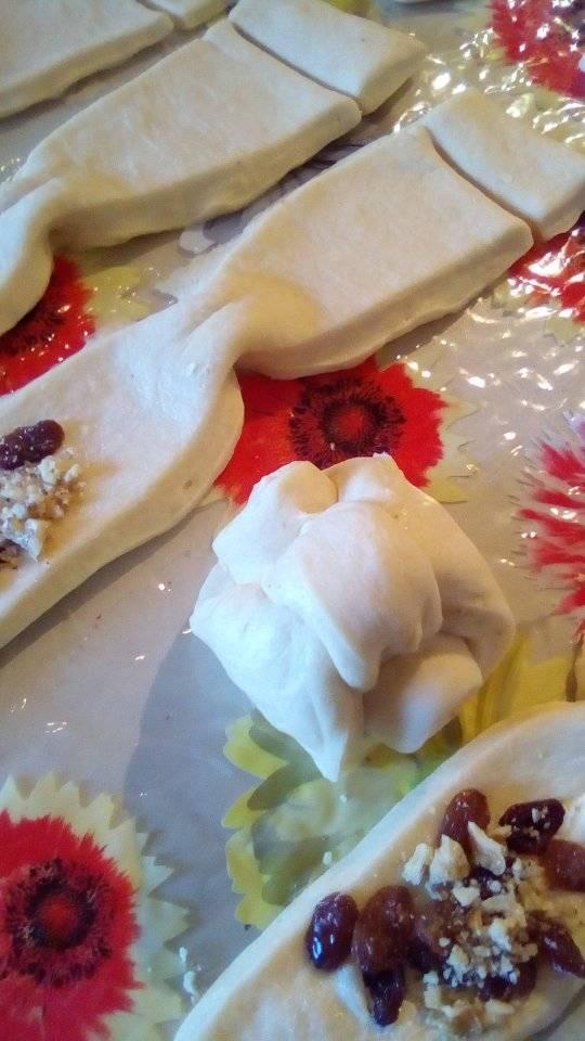 Αφράτα και λαχταριστά τσουρεκάκια για σχολικό κολατσιό