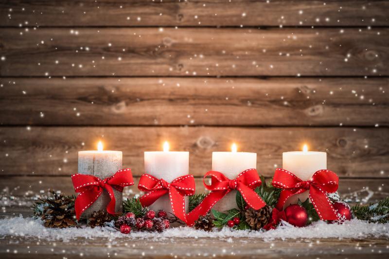 Χριστουγεννιάτικες ιδέες για πανομοιότυπα κεριά σε χρώματα που ταιριάζουν μεταξύ τους για την χριστουγεννιάτικη διακόσμηση 2020