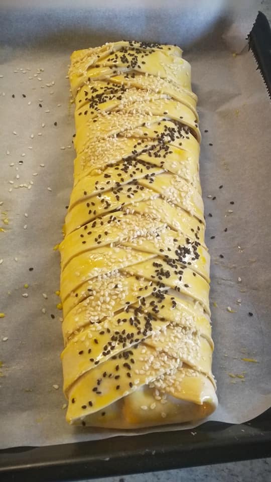 Χριστουγεννιάτικη κοτόπιτα ρολό με σφολιάτα ζύμη κοτσίδα