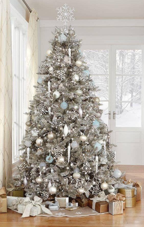 Τι δείχνει το αγαπημένο σου χριστουγεννιάτικο δέντρο για τον χαρακτήρα σου: Χριστουγεννιάτικο δέντρο με ασημένια στολίδια και στρας ψυχολογικό τεστ