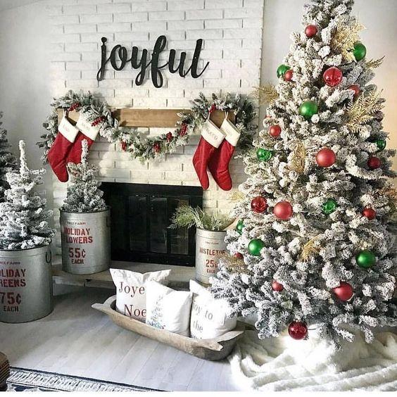  Χριστουγεννιάτικες γιρλάντες με τεχνητό χιόνι και κάλτσες του Άγιου Βασίλη 