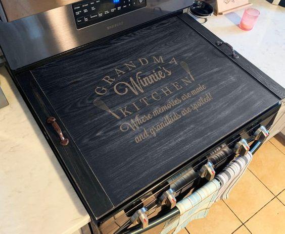 μαύρο ξύλινο κάλυμμα με γράμματα μαύρο ξύλινο κάλυμμα με γράμματα