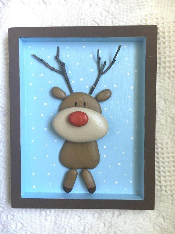 Χριστουγεννιάτικες κατασκευές: Ρούντολφ από βότσαλα σε κορνίζα Χριστουγεννιάτικες κατασκευές: Ρούντολφ από βότσαλα σε κορνίζα