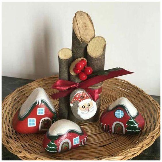 Χριστουγεννιάτικες κατασκευές: Χριστουγεννιάτικο διακοσμητικό με κορμούς δέντρων και βότσαλα Χριστουγεννιάτικες κατασκευές: Χριστουγεννιάτικο διακοσμητικό με κορμούς δέντρων και βότσαλα