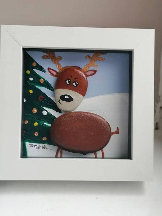 Χριστουγεννιάτικες κατασκευές: Ρούντολφ φτιαγμένος από βότσαλα σε κορνίζα Χριστουγεννιάτικες κατασκευές: Ρούντολφ φτιαγμένος από βότσαλα σε κορνίζα